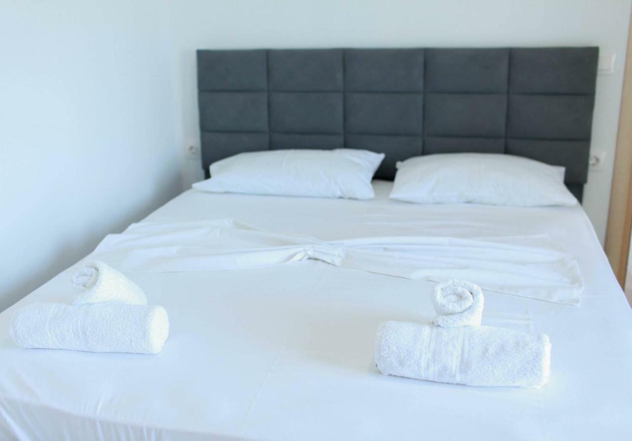 Mihalis Apartments Himarë Eksteriør billede