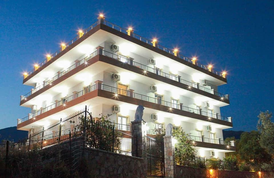 Mihalis Apartments Himarë Eksteriør billede